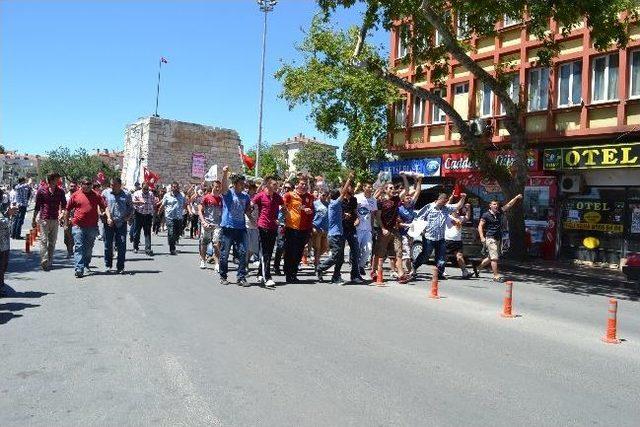 Gelibolu’da Protesto Yürüyüşü