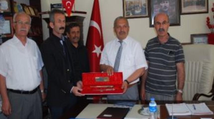 Başkan G&ouml;zen&rsquo;e Anlamlı Hediye