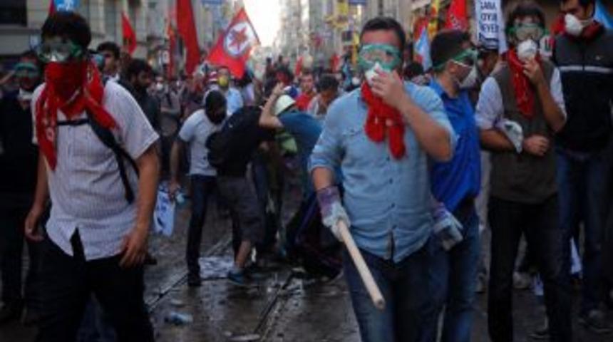 Polis Gezi Parkı&rsquo;ndan &Ccedil;ıktı, Eylemciler Polise Saldırdı