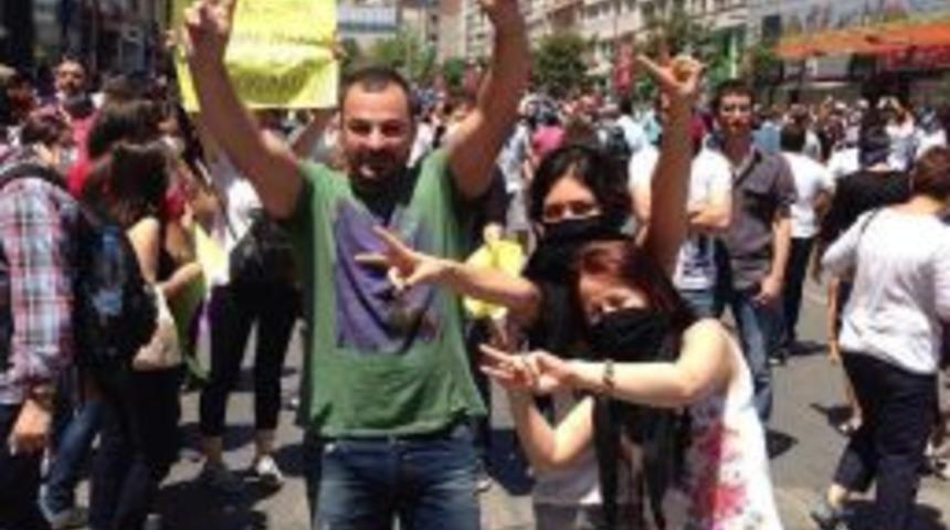 Esed Yanlısı Suriyeli Sanat&ccedil;ı Taksim G&ouml;sterilerinde Zafer Işareti Yaptı