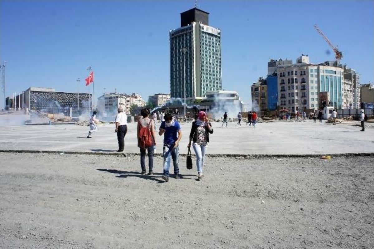 Eylemciler Taksim'i Savaş Alanına &Ccedil;evirdi