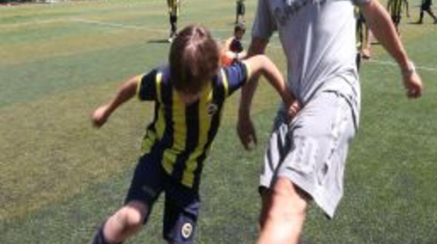 Dirk Kuyt Fenerbah&ccedil;e Spor Okulları &Ouml;ğrencileriyle Bir Araya Geldi