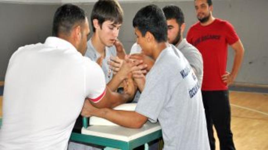 Kozan Kurtuluş Bilek G&uuml;reşi Turnuvası Yapıldı