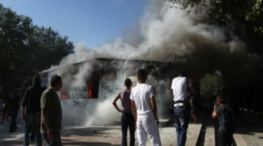G&ouml;stericiler Gezi Parkı'nda Prefabrik Yaktı, Polis Aracını Ters &Ccedil;evirdi