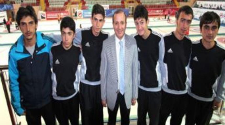 K&uuml;&ccedil;&uuml;kler B&uuml;y&uuml;kşehir Belediyesi Curling Takımının Ma&ccedil;ını Izledi