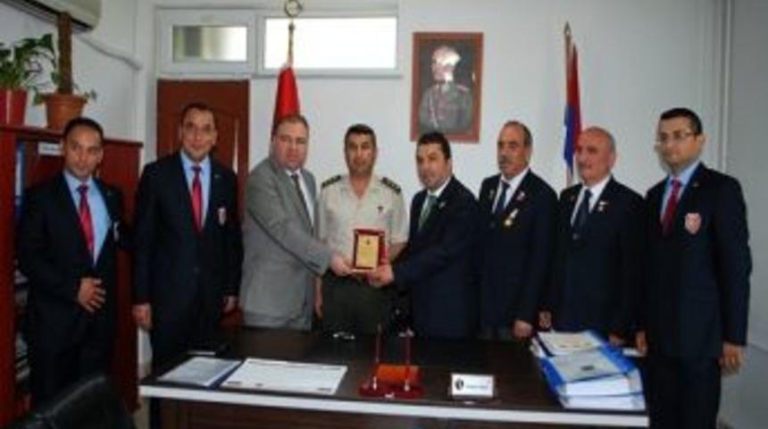 Tosya'da Y&uuml;zbaşı Himmet Polat'a Teşekk&uuml;r Plaketi Verildi