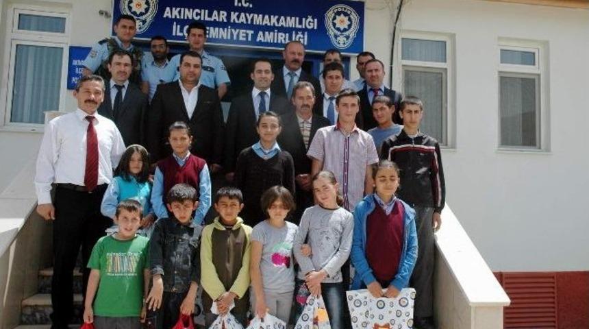 Akıncılar&rsquo;da Başarılı &Ouml;ğrenciler &Ouml;d&uuml;llendirildi