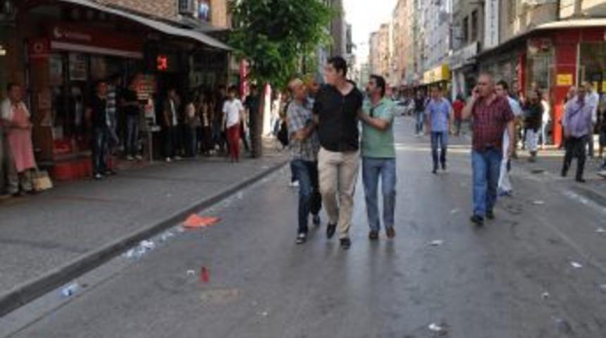 Balıkesir'de G&ouml;stericiler Polise Taş Ve Şişelerle Saldırdı