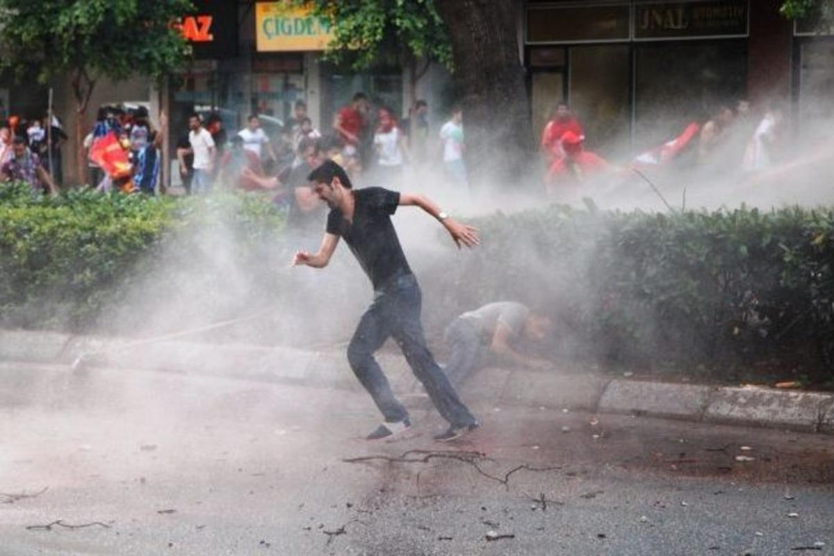 Adana&rsquo;da Taksim Y&uuml;r&uuml;y&uuml;ş&uuml;ne Polisten Gazlı M&uuml;dahale