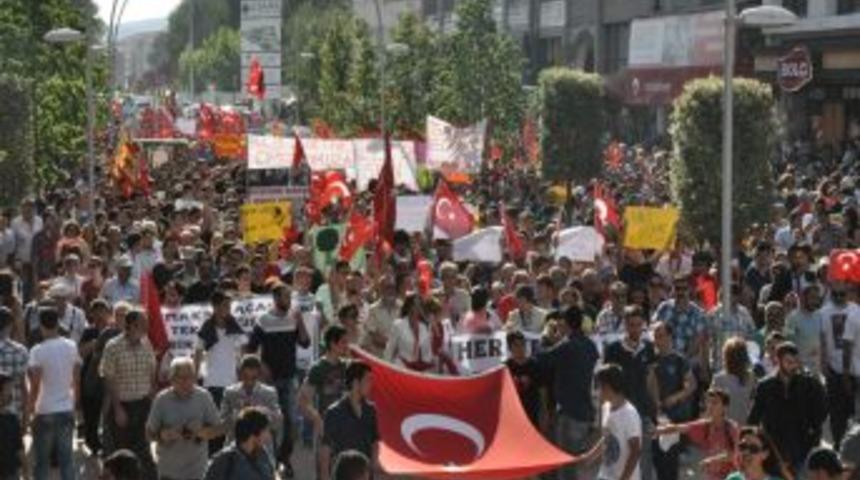 Bolu'da &Uuml;niversitelilerden Taksim Protestosu