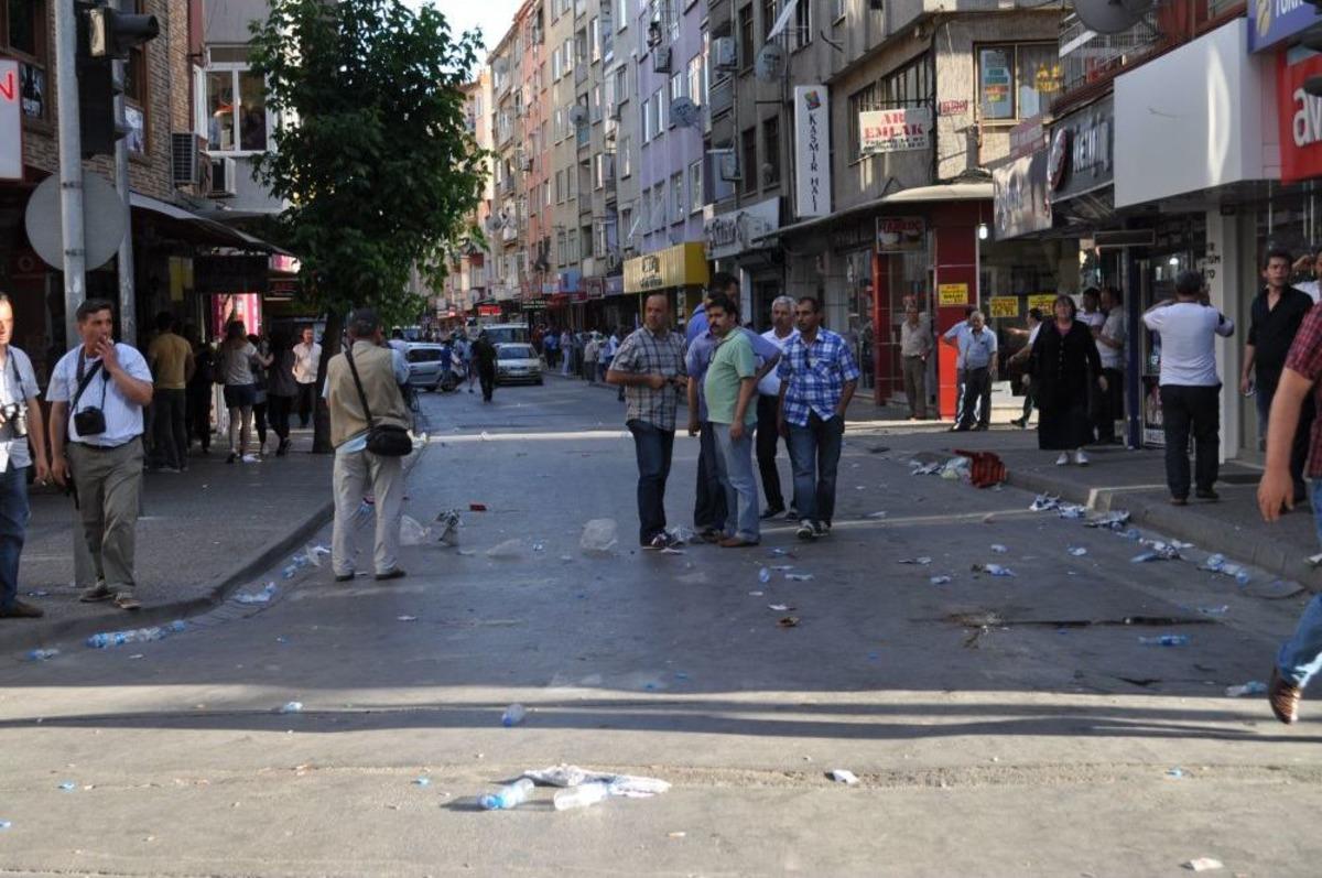 Balıkesir'de G&ouml;stericiler Polise Taş Ve Şişelerle Saldırdı
