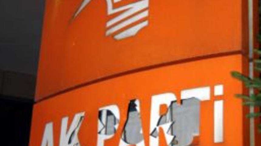 G&ouml;stericiler AK Parti Binasını Taşladı, Polis Kalkanla Kendisini Korudu