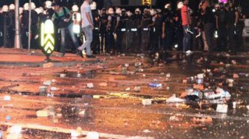 Eylemciler Başbakanlık Ofisine Girmeye &Ccedil;alıştı