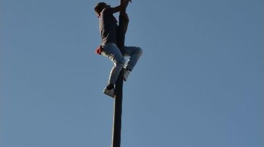 T&uuml;rk Bayrağını 30 Metreden Dalgalandırdı