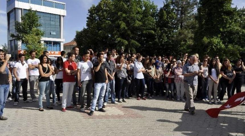 Gediz Meslek Y&uuml;ksekokulu &Ouml;ğrencileri Taksim Gezi Park Uygulamalarını Kınadı