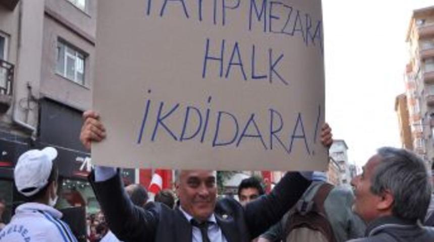 CHP&rsquo;li Meclis &Uuml;yesi&rsquo;nden &lsquo;Tayyip Mezara, Halk Iktidara&rsquo; Pankartı