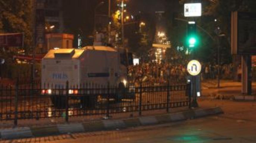 Beşiktaş&rsquo;ta Y&uuml;zleri Maskeli Gruptan Polise Ses Bombası