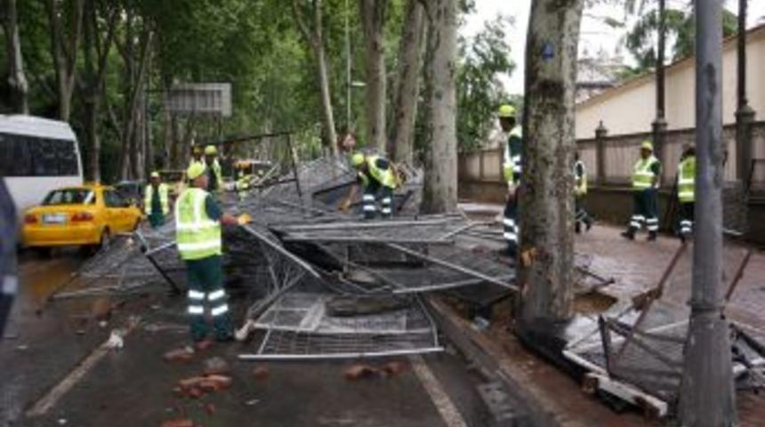 Savaş Alanına D&ouml;nen Beşiktaş&rsquo;ta Temizlik &Ccedil;alışmaları Başladı