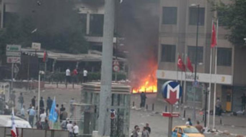 Taksim'de bekleyiş sabaha kadar s&uuml;rd&uuml;