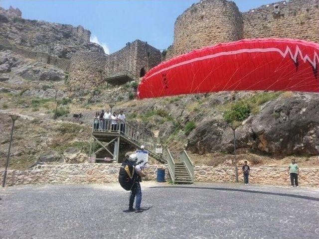 Kozan’da Tarihi Kalede Yamaç Paraşütü