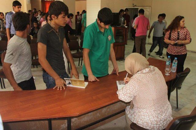 Okur Yazar Buluşmasındaki &Ouml;ğrenciler: &Ouml;n Yargılarımız Kırıldı 2