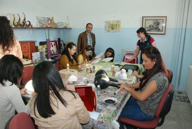 Çini Kursu Bayanların Ilgisini Çekiyor 1