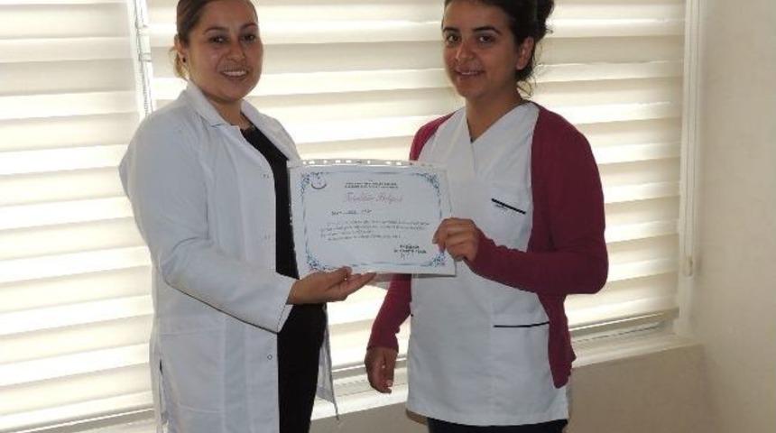 Kadın Başhekimden Hemşire Adaylarına Takdir Belgesi