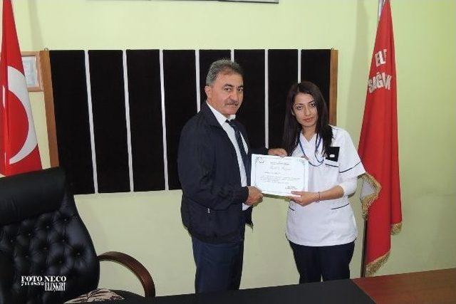 Kadın Başhekimden Hemşire Adaylarına Takdir Belgesi 1