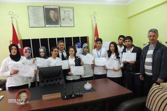 Kadın Başhekimden Hemşire Adaylarına Takdir Belgesi 2