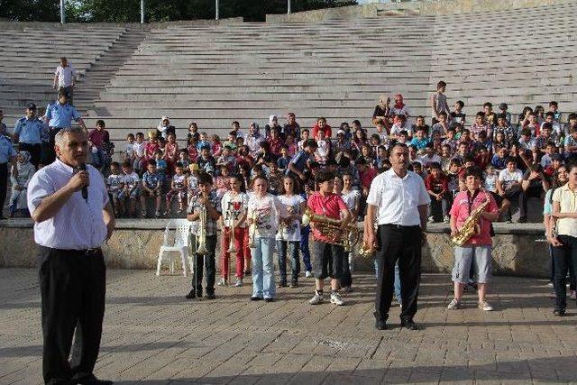 Bayraktepe'deki Uçurtma Şenliği Renkli Görüntülere Sahne Oldu