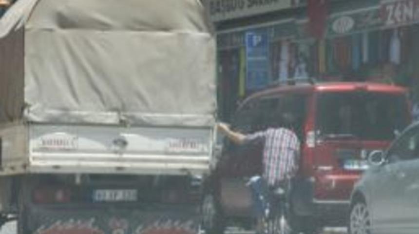 Pedal Atmak Yerine Araca Tutundu