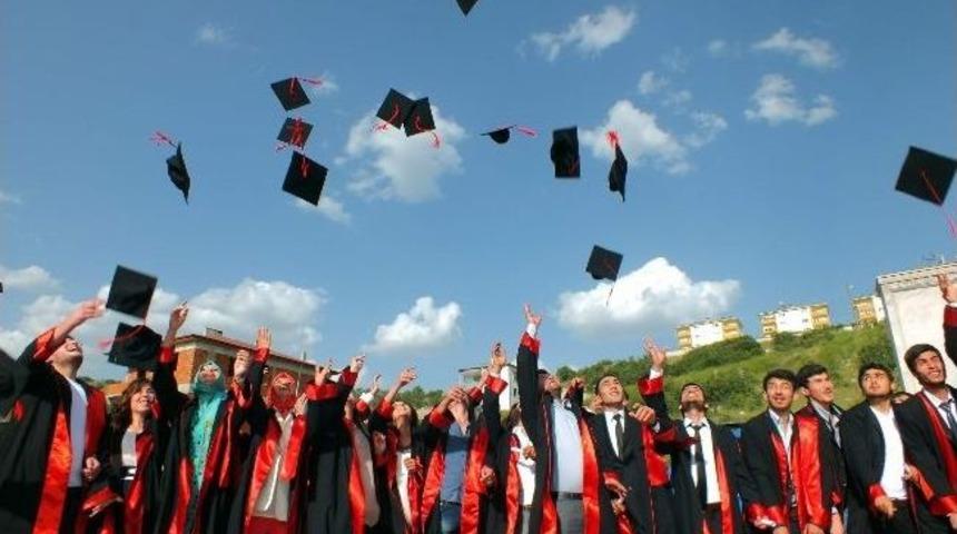 Koyulhisar Meslek Y&uuml;ksekokulu&rsquo;nda Mezuniyet Coşkusu