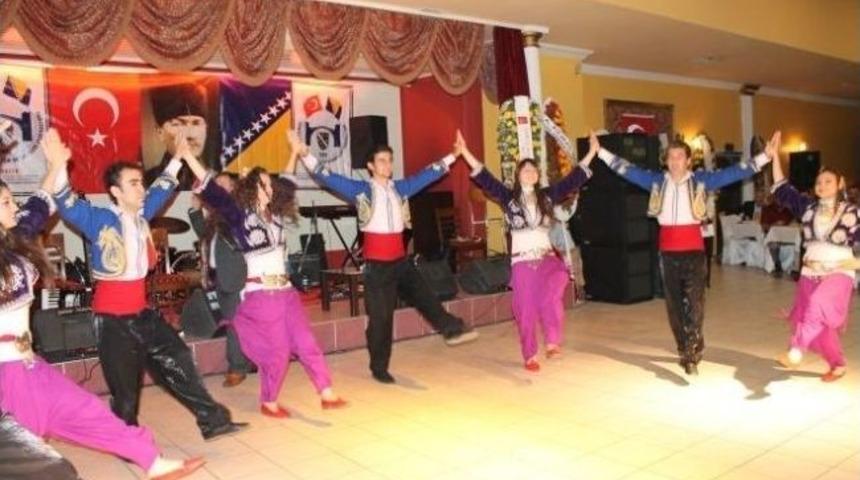 Diktikleri Giysilerin Mankenliğini Yaptılar