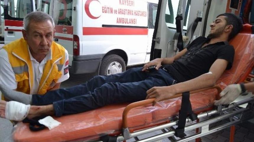 Kavgayı Ayırırken Ayağından Vuruldu