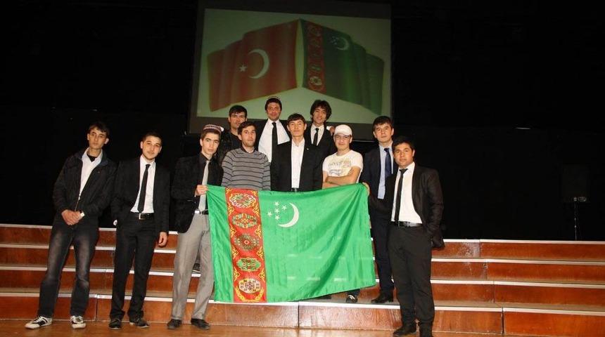 T&uuml;rkmen &Ouml;ğrencilerin Mezuniyet Coşkusu