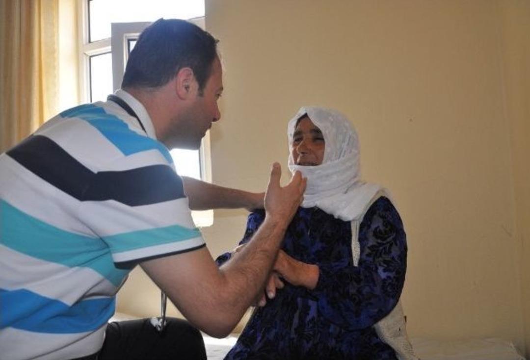 Doktorlar &Ccedil;alışkan Beldesinde Hastaları G&ouml;n&uuml;ll&uuml; Olarak Muayene Etti