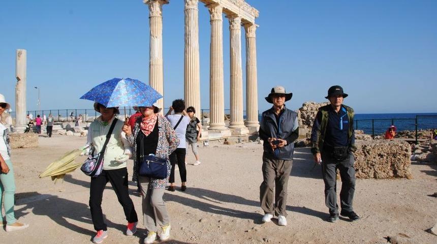 Budist Koreliler, K&uuml;lt&uuml;r Turizmine Hıristiyanlar Kilise Ziyaretine Geliyor
