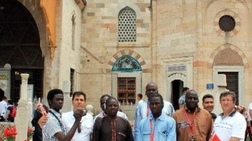 Nijerli Gazeteciler Mevlana M&uuml;zesi'ni Ziyaret Etti