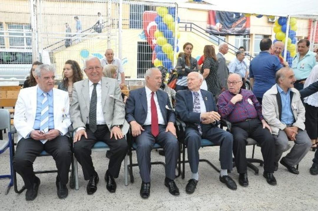 Mehmet &Ccedil;elikel Lisesinden, 1983 Yılı Mezunlarına Ve 1963 Yılı Mezunlarına Plaket