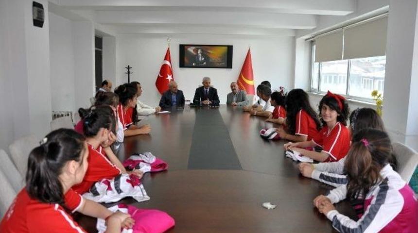 Merkez Ortaokulu Voleybol Takımı&rsquo;ndan Belediyeye Ziyaret