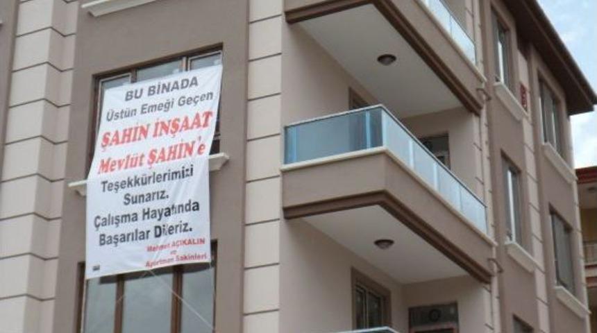 Ev Sahibi M&uuml;teahhite, Dev Afişle Teşekk&uuml;r Etti