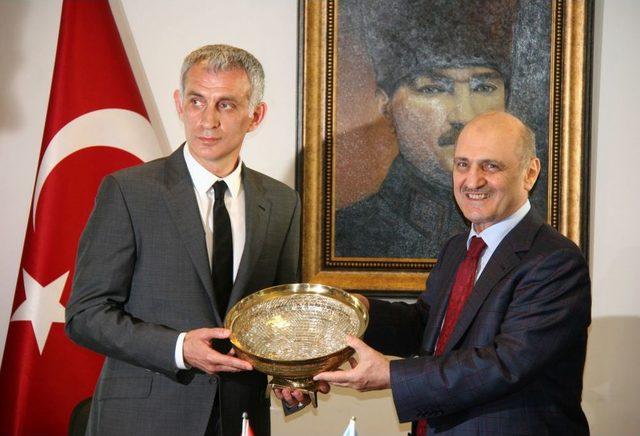 Bakan Bayraktar, Trabzonspor un Yeni Y&ouml;netimine Başarılar Diledi 2