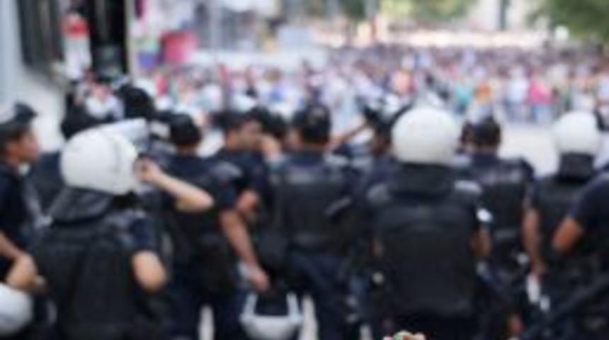 Ankara'da G&ouml;sterici Grup Polise Bilye Ile Saldırıyor