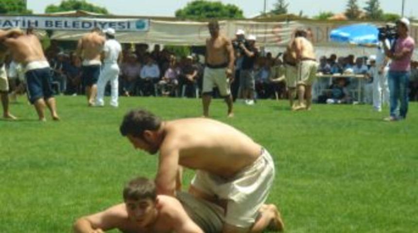 T&uuml;rkiye Kısa Şalvar G&uuml;reş Şampiyonası Beyoğlu'nda Yapıldı