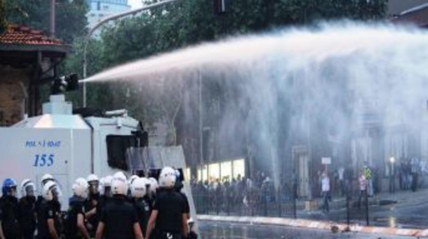 Eylemciler Başbakanlık Ofisine Girmeye &Ccedil;alıştı