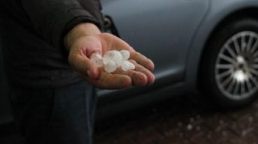 Ceviz B&uuml;y&uuml;kl&uuml;ğ&uuml;nde Yağan Dolu, S&uuml;r&uuml;c&uuml;lere Zor Anlar Yaşattı