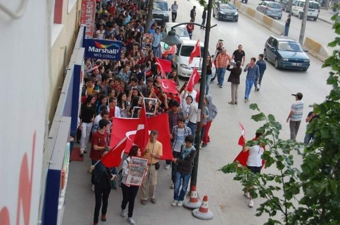 Boz&uuml;y&uuml;k&rsquo;te Taksim&rsquo;e Destek Eylemi