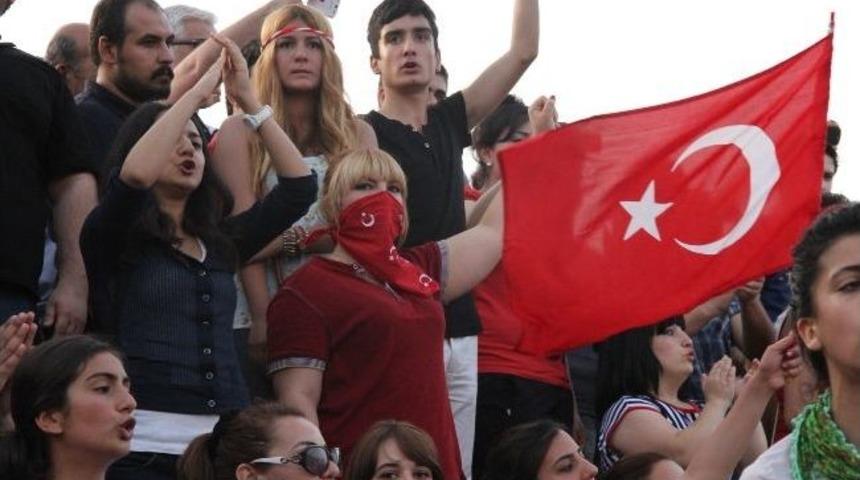 İskenderun&rsquo;da Gezi Parkı Eylemcilerine Polisten M&uuml;dahale