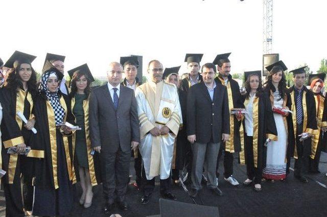 İnönü Üniversitesi 2012-2013 Mezunlarını Verdi