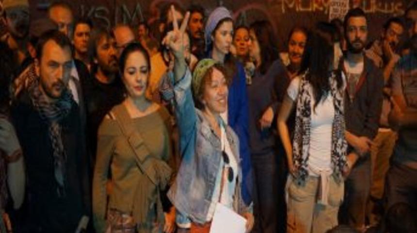 Sanat&ccedil;ılardan 'Gezi Parkı' Eylemcilerine Destek, Medyaya Kınama